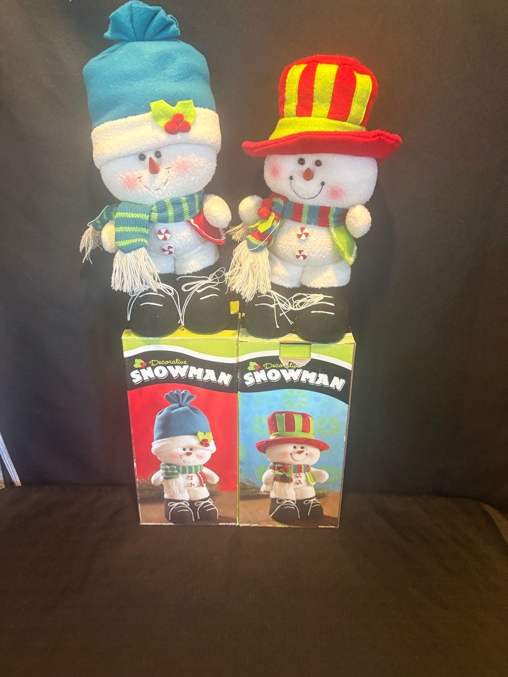2 CHRISTMAS DECORATION DECRETIVE SNOWMAN FIGURES IN BOX BLUE/RED HATS